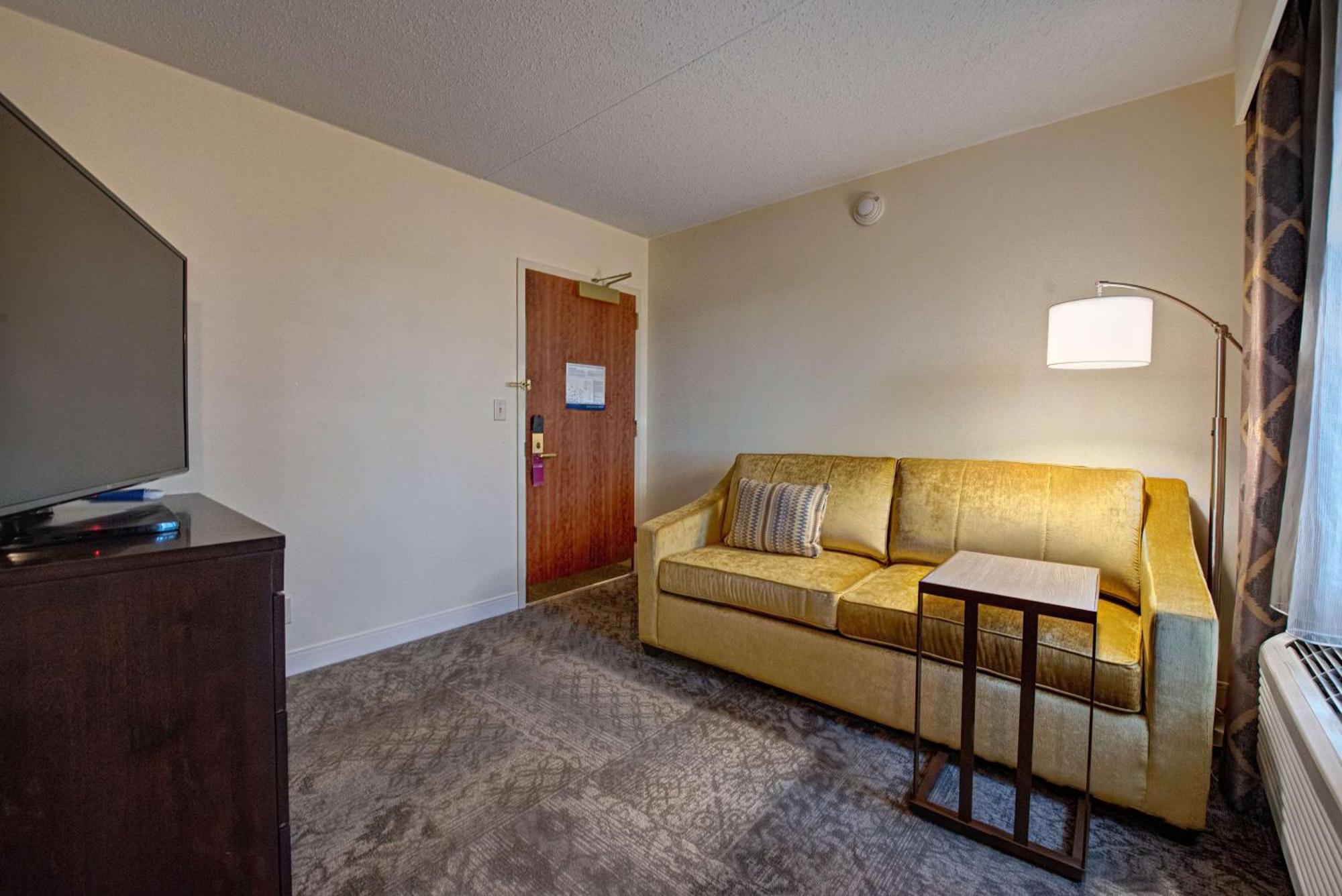 Hampton Inn & Suites By Hilton - Rockville Centre Exterior foto